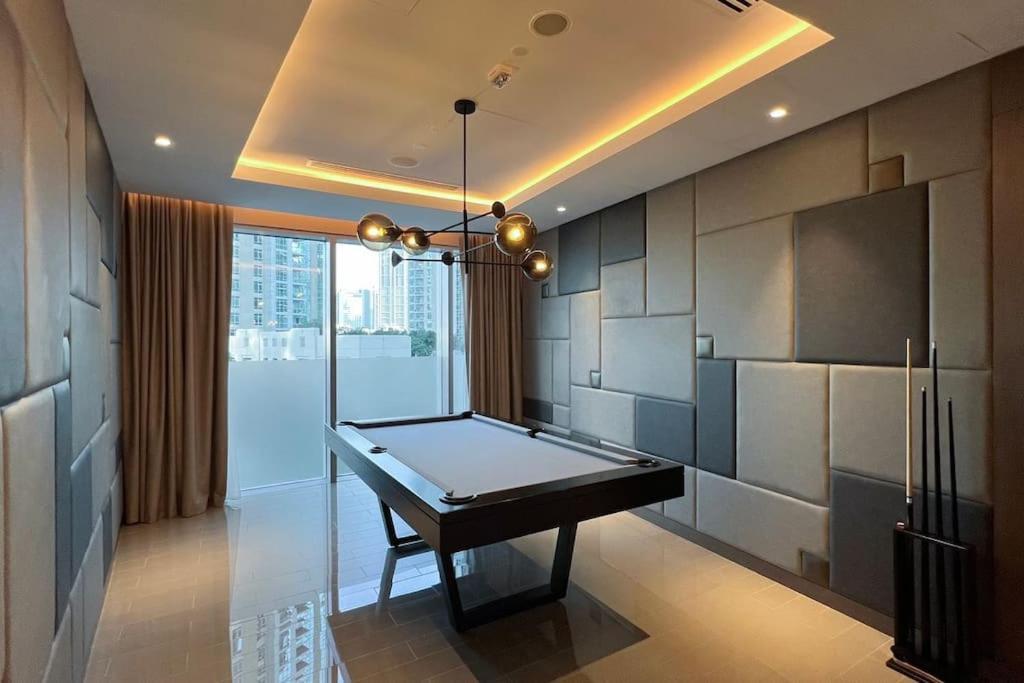 52nd Floor Unique 1 Bedroom Apartment
